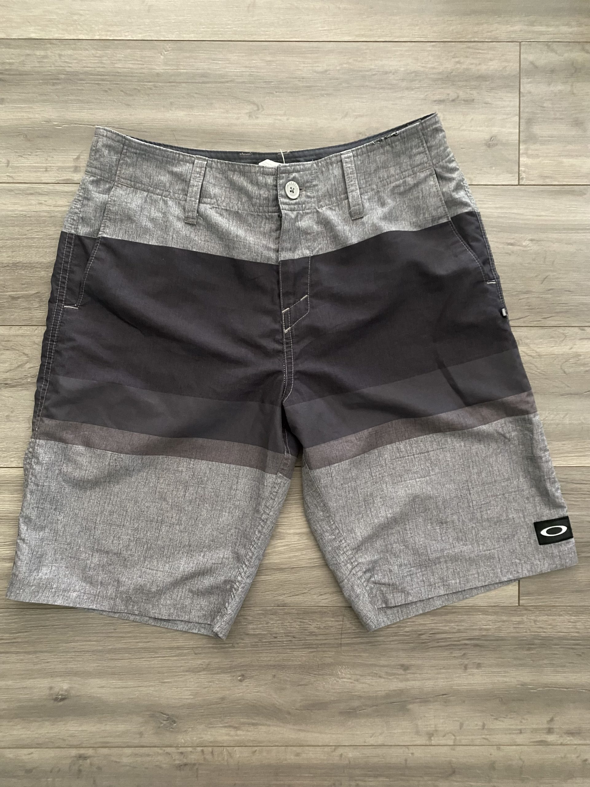 Oakley Mens Grey Board Shorts Size 30 ⋆ Twice as Nice Consignment Boutique